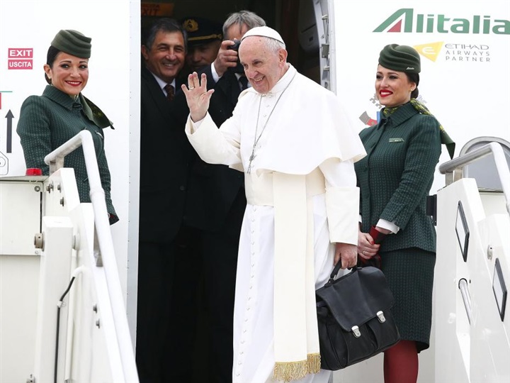 Video: Pope leaves